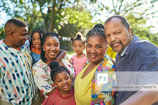 Porträt einer glücklichen Mehrgenerationenfamilie im Sommerpark