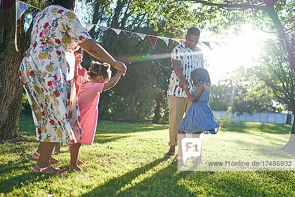 Familie tanzen in sonnigen Sommer Hinterhof Gras