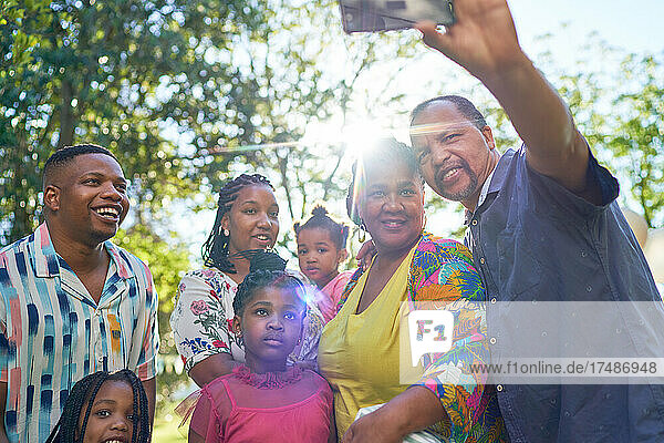 Glückliche Mehrgenerationenfamilie macht Selfie im sonnigen Park