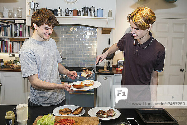 Teenager-Jungen machen Hamburger in der Küche