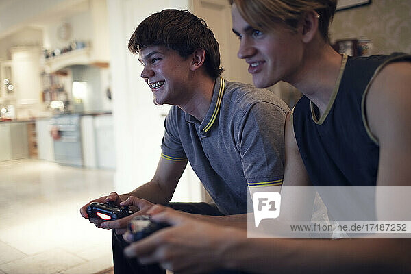 Glückliche Teenager-Jungs spielen zu Hause ein Videospiel