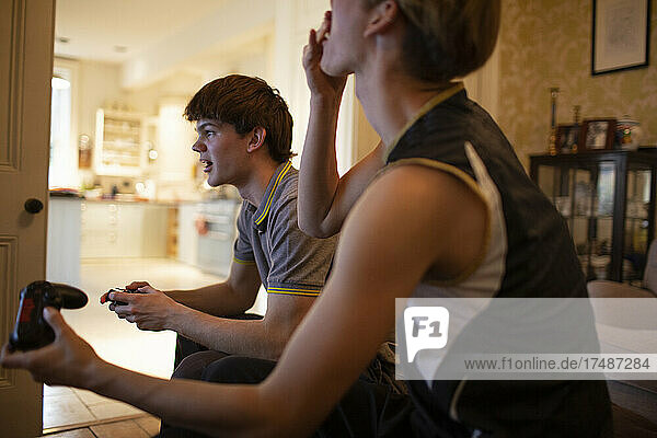 Teenager-Jungen spielen zu Hause ein Videospiel