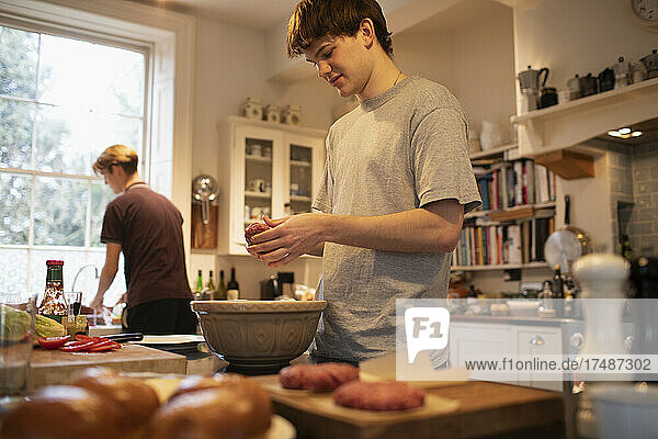 Teenager bei der Herstellung von Hamburger-Patties in der heimischen Küche