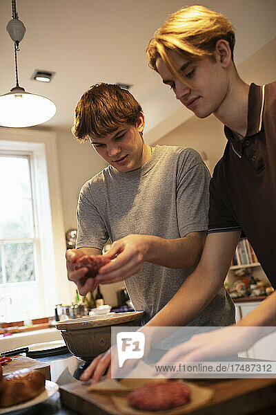 Teenager-Jungen machen Hamburger-Patties in der Küche