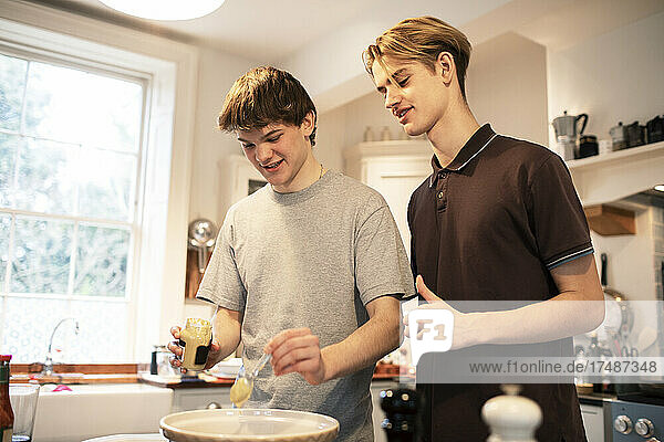 Teenager-Brüder kochen in der Küche