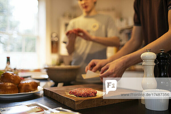 Teenager-Jungen machen Hamburger-Patties in der Küche
