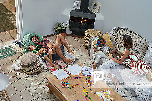Glückliche Familie beim Entspannen und Spielen im Wohnzimmer