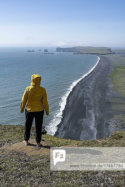 Wanderin blickt über den Reynisfjara Strand  Schwarzer Sandstrand  Dyrhólaey  Südisland  Island  Europa