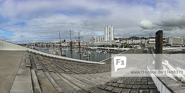 Blick über den Jachthafen und der Promenade von Ponta Delgada  Insel Sao Miguel  Azoren  Portugal  Europa