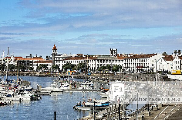 Blick über den Jachthafen und der Promenade von Ponta Delgada  Insel Sao Miguel  Azoren  Portugal  Europa