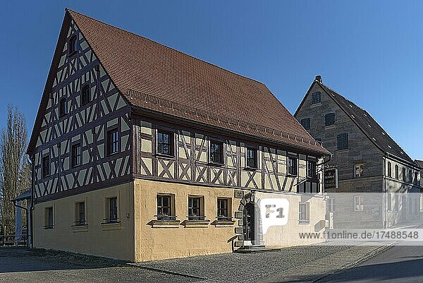Historisches Fachwerkhaus und Sandsteinhaus von 1727  Simonshofen  Mittelfranken  Bayern  Deutschland  Europa