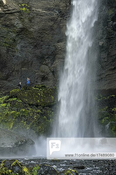 Wasserfall Kvernufoss  Touristen neben Wasserfall in einer Schlucht  Skogar  Sudurland  Südisland  Island  Europa