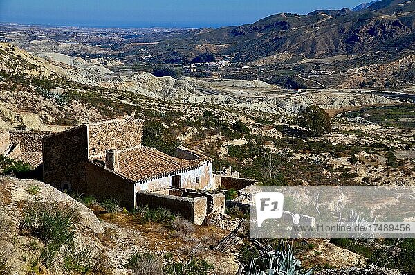 Hausruine in Bergen mit Blick aufs Meer  einzelne Ruine in hügeiger Landschaft  Lost Place  verlassenes Dorf  Marchalicos Viñicas  Almeria  Andalusien  Spanien  Europa