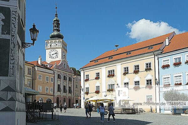 Marktplatz mit Rathaus und Pomonabrunnen  links St.-Wenzels Kirche  Altstadt  Mikulov  Bezirk Breclav  Region Jihomoravský  Südmähren  Tschechien  Europa