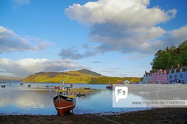 Boot und Häuserfront am Hafen  Portree  Hebriden  Isle of Skye  Schottland  Großbritannien  Europa
