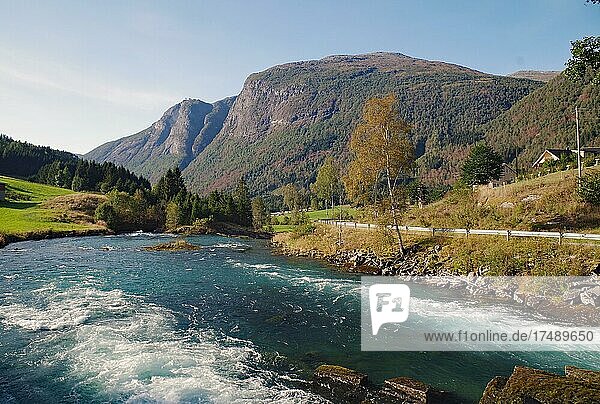 Fluss und Hohe Berge  schmale Straße  Lovatnet  Loen  Westnorwegen  Norwegen  Europa