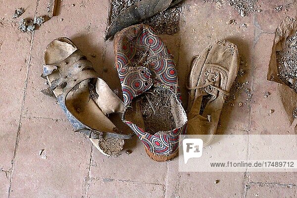 Schuhfund eines spanischen Hauses auf Terracottaboden von oben  Andalusien  Spanien  Europa