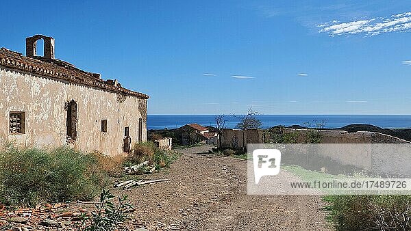 Zufahrt zur Finca El Garrobillo mit Hauskapelle am Meer  verlassenes Anwesen in Meeresnähe  Lost Place  Andalusien  Spanien  Europa