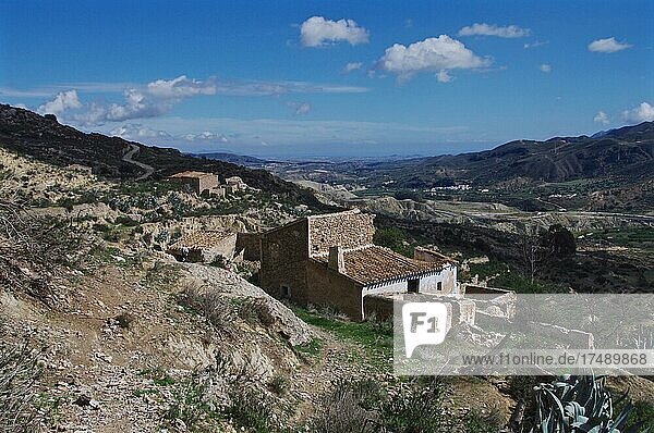 Hausruine in hügeliger Landschaft mit Meerblick  einzelne Ruine in bergiger Landschaft  Lost Place  verlassenes Dorf  Marchalicos Viñicas  Almeria  Andalusien  Spanien  Europa