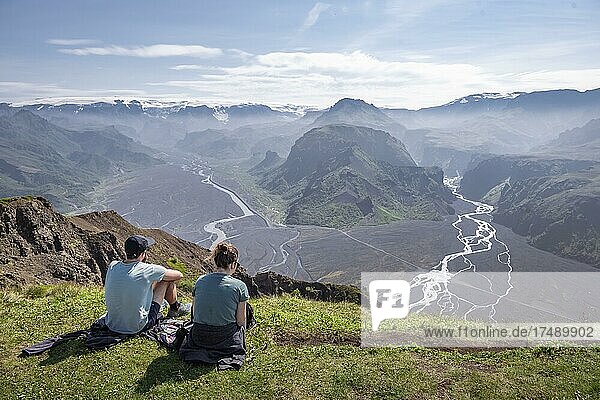 Hikers enjoying the view  mountains and glacier river in a mountain valley  wild nature  Mýrdalsjökull glacier in the back  Icelandic Highlands  Þórsmörk  Suðurland  Iceland  Europe