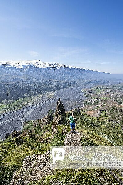 Wanderin blickt über Landschaft  Panorama  Berge und Gletscherfluss in einem Bergtal  wilde Natur  hinten Gletscher Eyjafjallajökull  Isländisches Hochland  Þórsmörk  Suðurland  Island  Europa