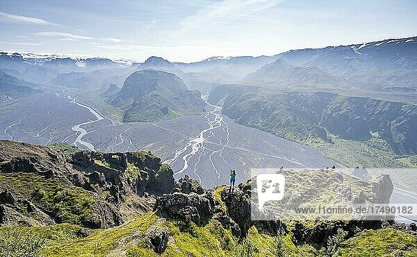 Wanderin fotografiert Landschaft  Berge und Gletscherfluss in einem Bergtal  wilde Natur  hinten Gletscher Mýrdalsjökull  Isländisches Hochland  Þórsmörk  Suðurland  Island  Europa