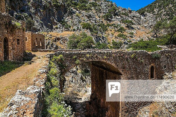 Architektonische Besonderheit  Bogenbrücke über die Schlucht  verlassenes Monastery Katholiko an der Avlaki-Schlucht  Kreta  Akrotiri-Halbinsel  Kreta  Griechenland  Europa