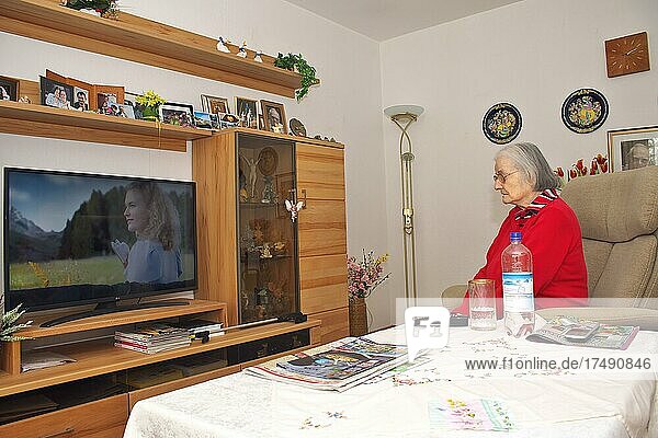 Alte Frau  Seniorin  84 Jahre  sitzend vor TV  München  Bayern  Deutschland  Europa