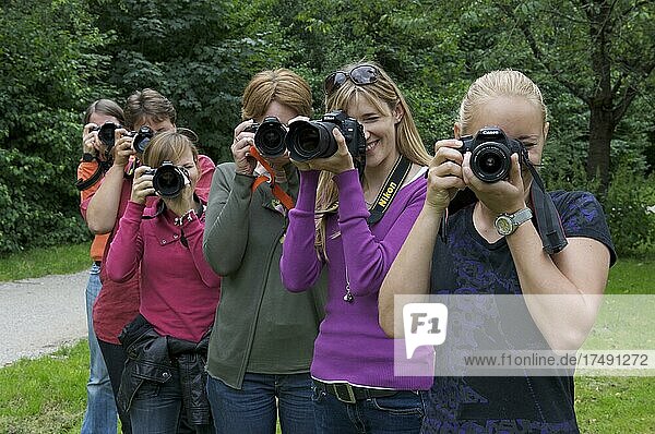 Sechs fotografierende Frauen auf grüner Wiese  Fotokurs für Frauen  Fotohobby  Amateurfotografen