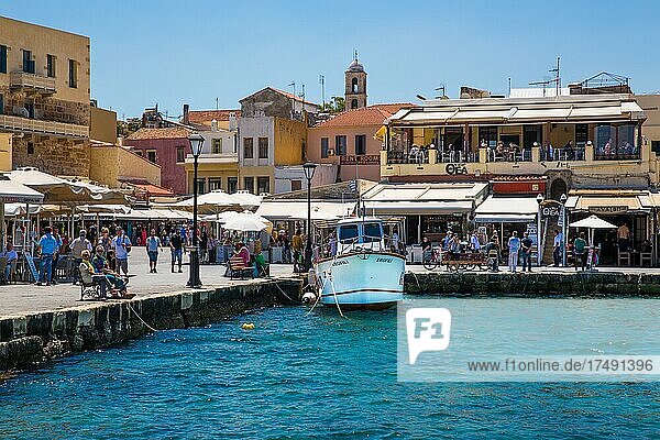 Cafees und Restaurants am Hafen  Hafenstadt Chania  Kreta  Chania  Kreta  Griechenland  Europa