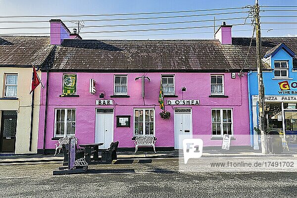 Farbenfrohe Häuser  Bar  Sneem  Panoramastraße Ring of Kerry  Halbinsel Iveragh  Irland  Europa