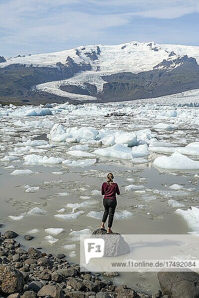 Frau steht vor Eislagune Fjallsárlón  Eisschollen vor Gletscher Vatnajökull  Hornafjörður  Island  Europa