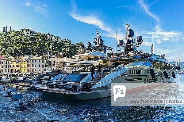 Luxus Yachten ankern im Hafen von Portofino  Portofino  Ligurien  Italien  Europa