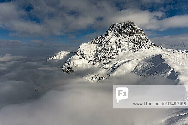 Gipfel des Widderstein mit Bergen im Nebel  Baad  Kleinwalsertal  Vorarlberg  Österreich  Europa