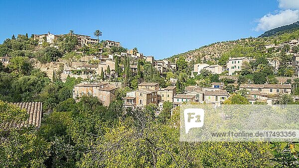 Blick auf Dorf Deià  Mallorca  Spanien  Europa