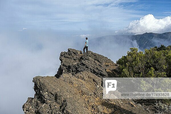 Frau blickt auf auf El Golfo  Westküste  Wanderweg zum höchsten Punkt  Pico Malpaso  El Hierro  Kanarische Inseln  Spanien  Europa