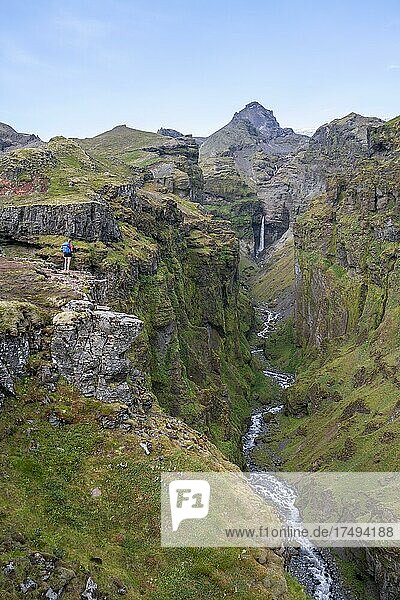 Wanderin vor Berglandschaft mit Schlucht  Fluss im Múlagljúfur Canyon  Sudurland  Island  Europa