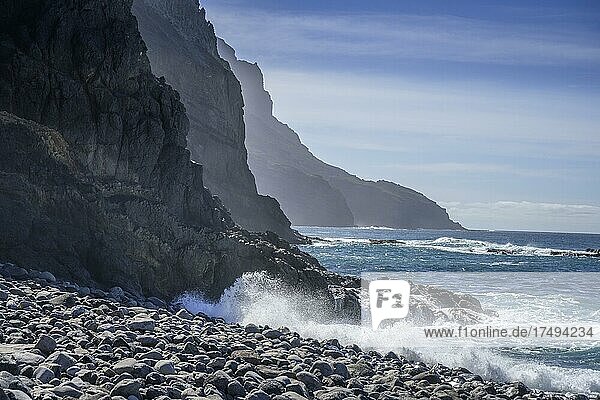 Der von Felsen eingerahmte Strand an der Playa del Trigo  Alojera  La Gomera  Spanien  Europa