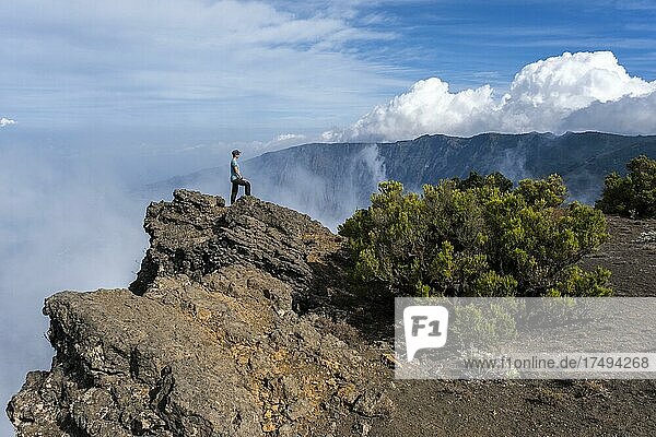 Frau blickt auf auf El Golfo  Westküste  Wanderweg zum höchsten Punkt  Pico Malpaso  El Hierro  Kanarische Inseln  Spanien  Europa