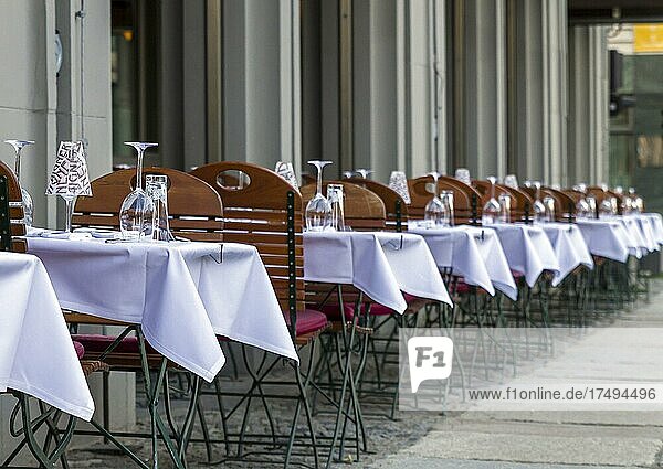 Gedeckte Tische im Außenbreich eines Restaurant am Gendarmenmarkt  Berlin  Deutschland  Europa