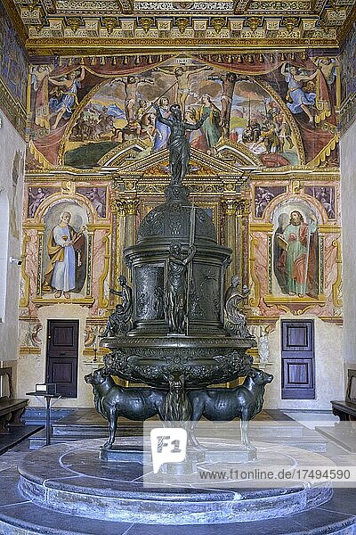 Bronzenes Taufbecken in der Kirche San Giovanni Battista  Osimo  Provinz Ancona  Italien  Europa