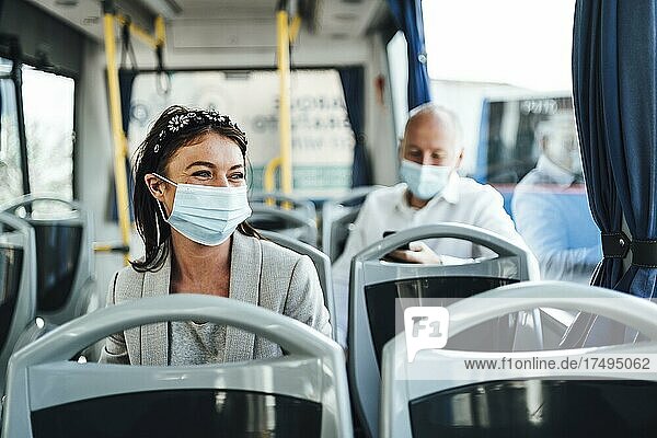 Junge Frau mit Schutzmaske auf Reisen im Bus in Faro  Portugal  Europa