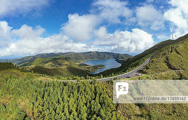 Drohnenaufnahme  Bergstraße zum Gipfel des Pico da Barrosa und Blick zum Kratersee Lagoa do Fogo  Insel Sao Miguel  Azoren  Portugal  Europa