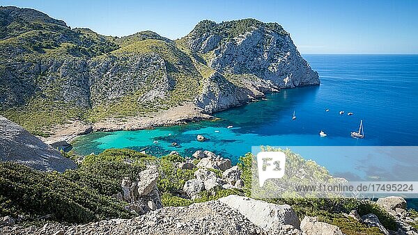 Panoramablick auf felsige Steilküste und Mittelmeer  Bucht Cala Figuera  Halbinsel Formentor  Mallorca  Spanien  Europa