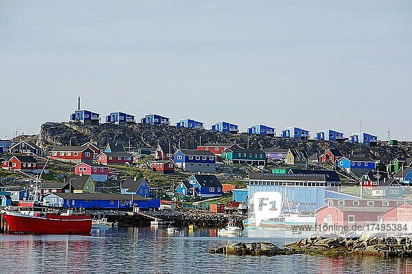 Hafen  Fischerboote und moderne Reihenhäuser  bunte Farben  Sisimuit  Arktis  Grönland  Dänemark  Nordamerika