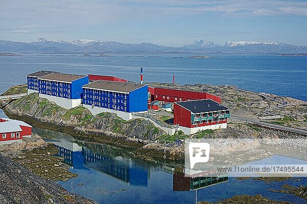 Moderne Wohnblöcke spiegeln sich im Meer  Maniitsoq  Arktis  Nordamerika  Grönland  Dänemark  Nordamerika