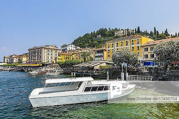 Fährboot ankert vor der Promenade von Bellagio am Comer See  Bellagio  Lombardei  Italien  Europa