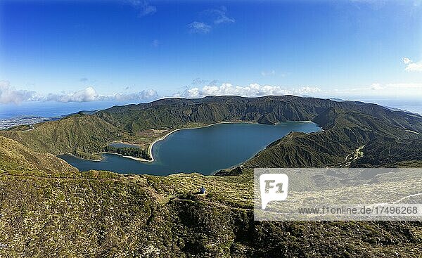 Drohnenaufnahme  Wanderer am Gipfel des Pico da Barrosa mit Blick zum Kratersee Lagoa do Fogo  Insel Sao Miguel  Azoren  Portugal  Europa