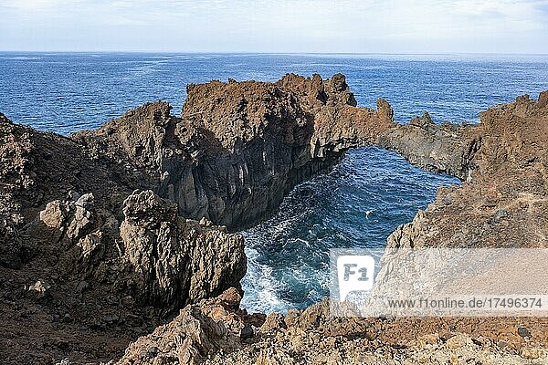 Felsbogen Arco de la Tosca  felsige Lavaküste Punta de la Dehesa  El Hierro  Kanarische Inseln  Spanien  Europa