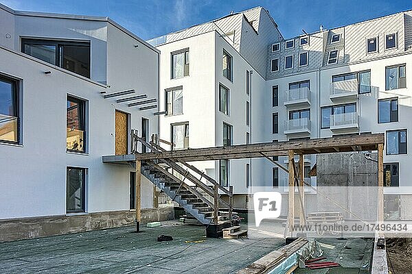 Baustelle  provisorische Holztreppe an einem Mehrfamilienhaus in Pankow  Berlin  Deutschland  Europa